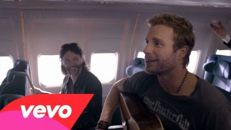 Fan Throws Up On Stage While Singing With Dierks Bentley Axs