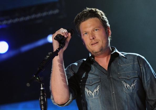blake shelton celebrates christmas in june recording first holiday blake shelton christmas album