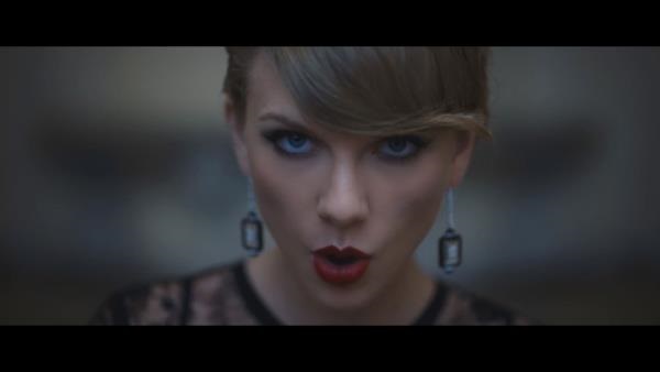 Taylor Swift Triple Win at IHeart Radio Awards