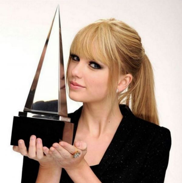 Taylor Swift is up for six AMAs this year