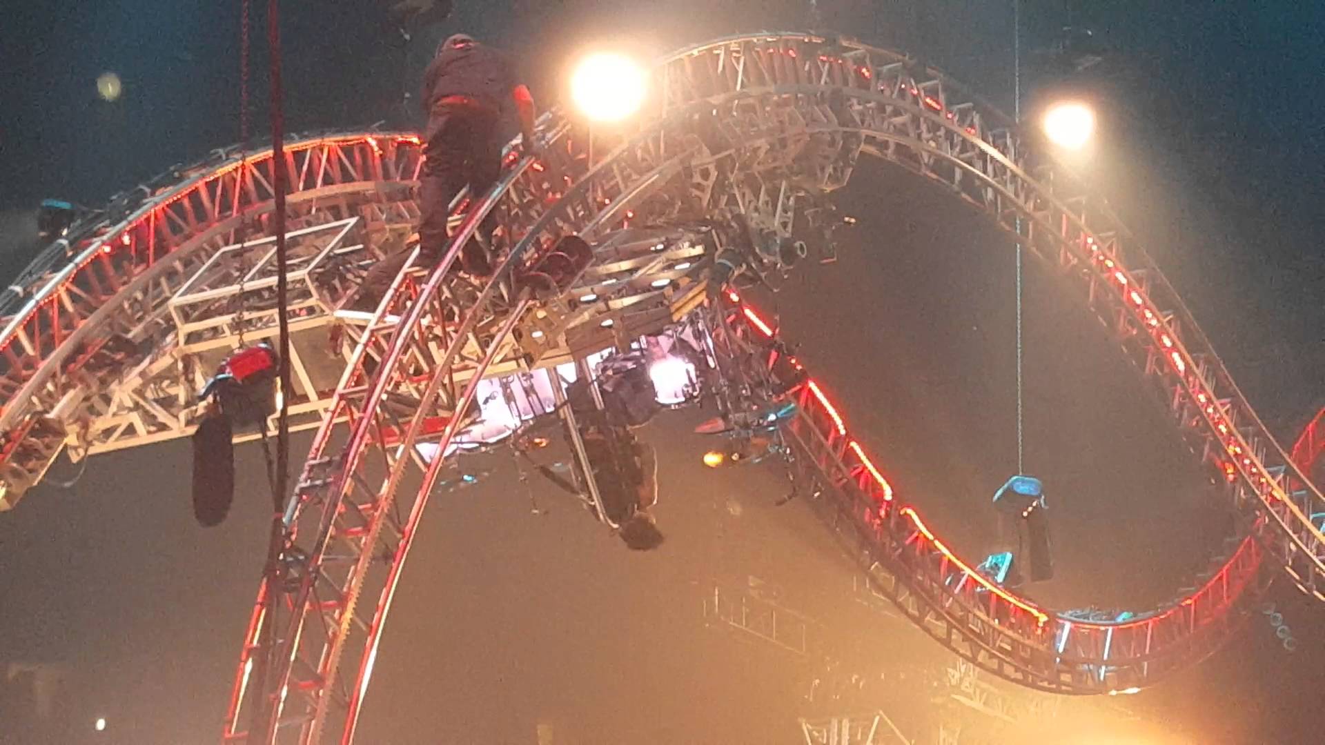 Tommy Lee gets stuck on rollercoaster during final Motley Crue show (Video)