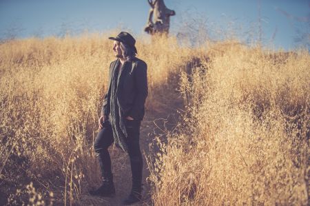 Tim Myers has released a new single featuring 'American Idol' winner Phillip Phillips.